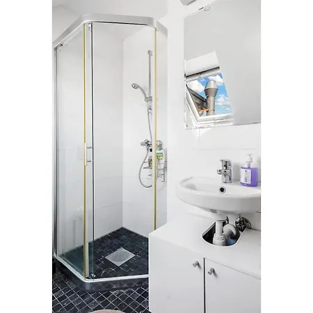 Vibrant And Lively Central Location. Mb401 * Bergen