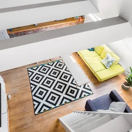 Vibrant And Lively Central Location. Mb401