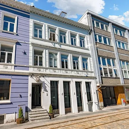 Apartment Vibrant And Lively Central Location. Mb401 *