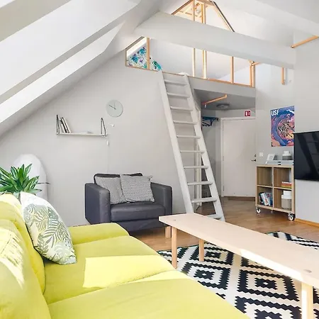 Apartment Vibrant And Lively Central Location. Mb401 *