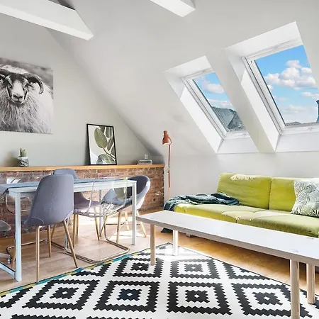 Vibrant And Lively Central Location. Mb401