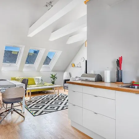 Vibrant And Lively Central Location. Mb401