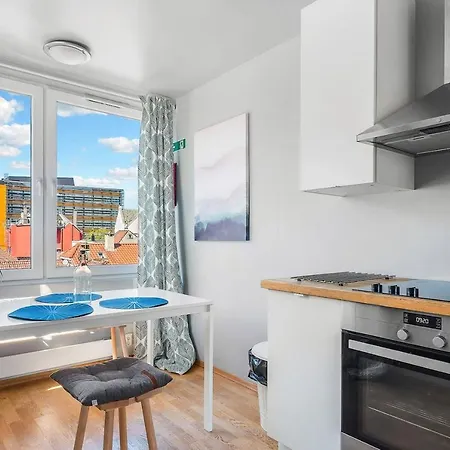 Vibrant And Lively Central Location. Mb401 *